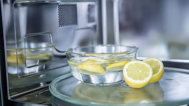 bowl_of_sliced_lemon_and_water_in_microwave_oven